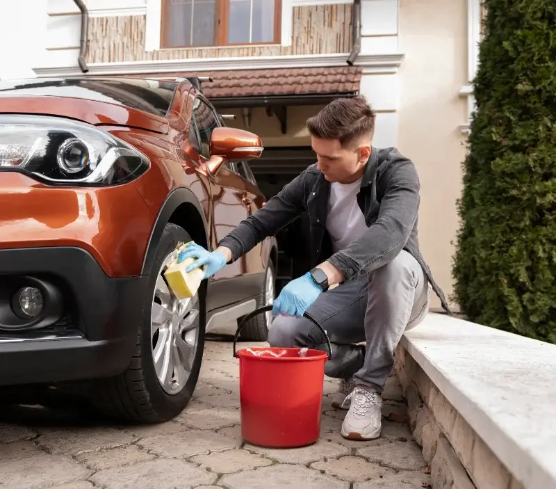 Lavage auto à domicile Saint-André-Capcèze : professionnel intervenant sur un véhicule